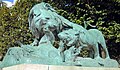 Lion et lionne se disputant un sanglier
